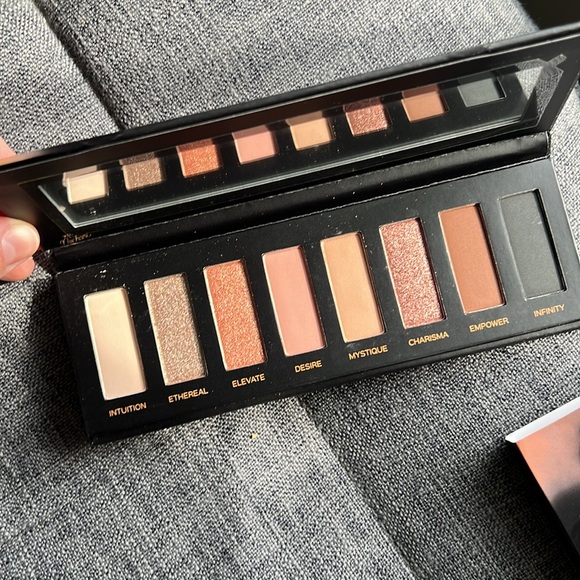 KARMELA COSMETICS - Defiance Palette - Picture 4 of 8